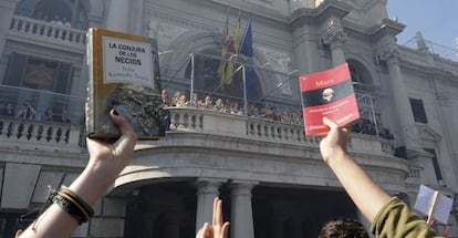 Asistentes a la 'mascletà' protestan por las cargas policiales contra estudiantes.