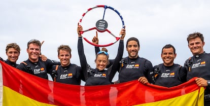 La estratega española Nicole Van der Velden levanta el volante del barco rodeada de la tripulación tras la victoria en Los Ángeles.