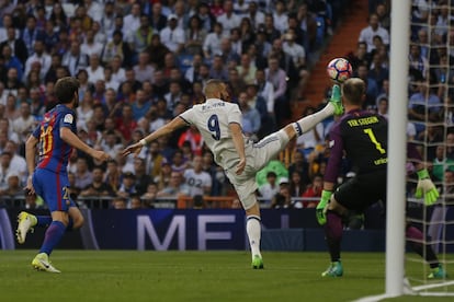 Karim Benzema toca el balón ante Ter Stegen.