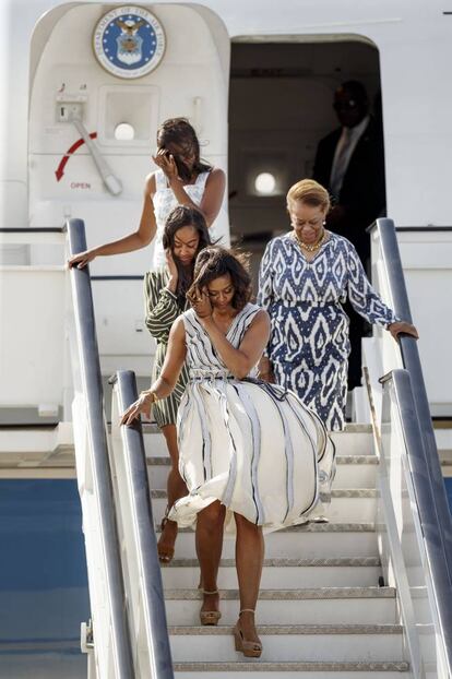 Michelle Obama junto a su madre, Marian Shield Robinson, y sus hijas, Malia y Sasha, a su llegada a España este miércoles.