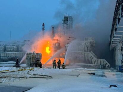 Un equipo de bomberos trata de apagar un fuego en la planta de gas licuado que la compañía rusa Novatek tiene en el puerto Ust-Luga, en el mar Báltico.