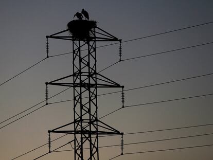 Torre de un tendido eléctrico cercano a la catedral de Pamplona.