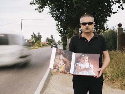 Antonio &Aacute;ngel Pertusa sostiene una foto de su hija en el lugar donde fue atropellada, en el municipio alicantino de Almorad&iacute;.