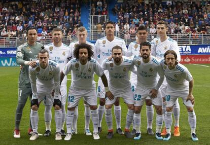 Los jugadores del Real Madrid posan para la foto oficial minutos antes del comienzo del partido.