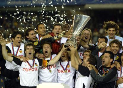Los jugadores del Valencia celebran el éxito con el trofeo conquistado.