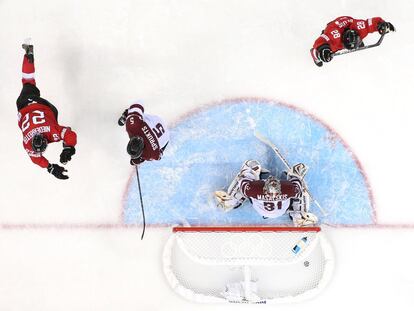 El suizo Nino Niederreiter celebra el gol ante Latvia.