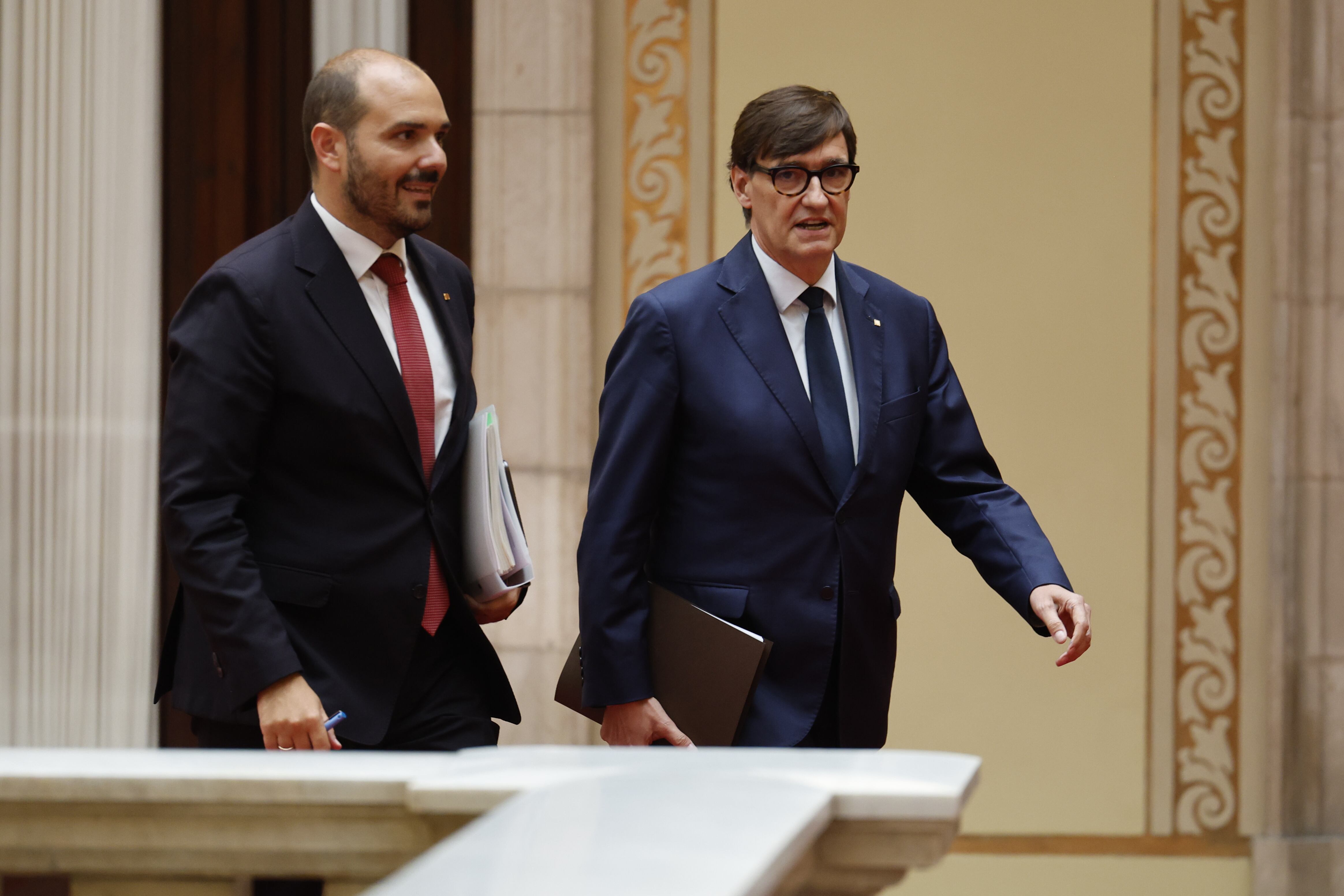 El consejero Albert Dalmau y Salvador Illa, este martes, en el Parlament.