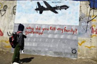 Un niño observa un graffiti de un "drone" (avión no tripulado), en una calle de Saná (Yemen). EFE/Archvio