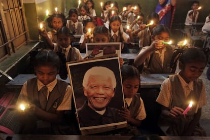 Niñas indias rinden un homenaje a Nelson Mandela en una escuela de Ahmedabad (India), 6 de diciembre de 2013.