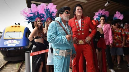 Los fans de Elvis llegan a la estación central antes de abordar un tren hacia el 'Parkes Elvis Festival', en Sídney (Australia).