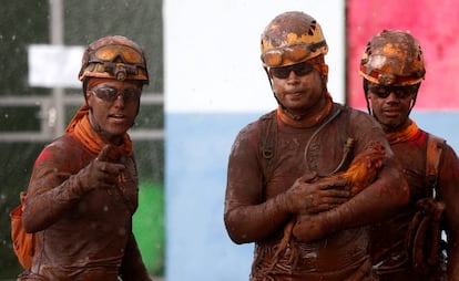 Membros da equipe de resgate após buscas na lama de Brumadinho.