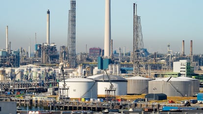 Refinería de petróleo cerca de Rotterdam, en Países Bajos.