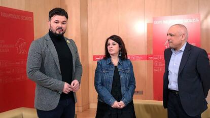 La portavoz socialista en el Congreso, Adriana Lastra, y el diputado Rafael Simancas, junto al portavoz de ERC, Gabriel Rufián, el martes pasado.