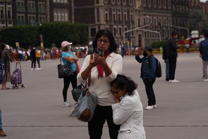 Dos mujeres se abrazan sobre en el Zócalo de Ciudad de México después del terremoto que sacudió el centro al país.