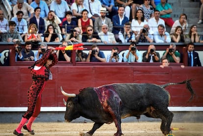 Fernando Sánchez banderillea a un toro de Victorino Martín, el pasado 5 de junio, en Las Ventas.