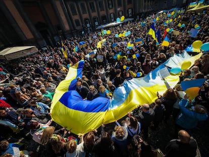 Centenares de personas protestan en Nápoles (Italia). 