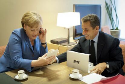 Angela Merkel regaló a Nicolas Sarkozy un peluche para su hija recién nacida y luego llamó a su esposa, Carla Bruni, para felicitarla.