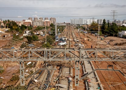 Infraestructuras destrozadas, como las vías del tren, y miles de vehículos arrastrados convirtieron Paiporta en un escenario de guerra. Fotografía del 1 de noviembre.