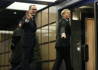 El embajador de Estados Unidos en España, James Costos (i), y su pareja, el interiorista Michael Smith, saludan antes de entrar en el hotel.