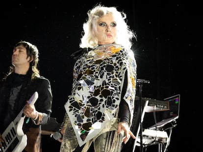 Debbie Harry, cantante de Blondie, durante su actuación en el festival de Coachella.