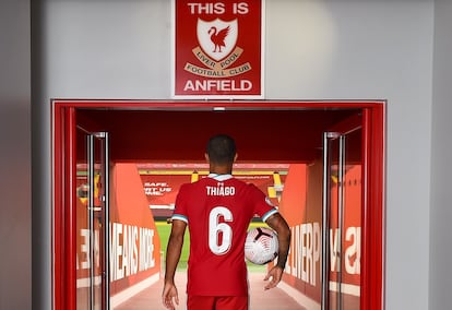 Thiago Alcántara sale al césped de Anfield