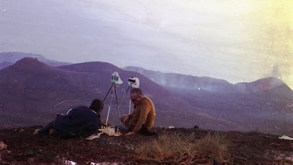 Dos hombres con cámaras sobre trípodes juegan al ajedrez tras la erupción del volcán Teneguía en la isla de La Palma en 1971.