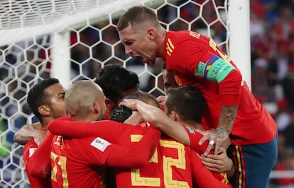 Sergio Ramos celebra el gol con sus compañeros de equipo. 