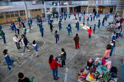 Las autoridades han informado de que abrieron 1.103 escuelas, 387 públicas y 716 privadas, donde laboran unos 10.000 maestros. Los niños hacen ejercicio antes de ingresar a las aulas durante la reanudación de las clases presenciales en la Ciudad de México .