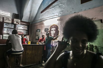 Arlen se toma un descanso en uno de los bares estatales en Habana Vieja. Son lugares donde no abundan los visitantes pero que ofrecen los precios más asequibles de la ciudad.
