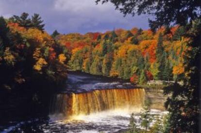 Cascada del parque estatal de Tahquamenon, en Michigan (Estados Unidos).