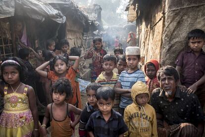 Os meses de janeiro e fevereiro são os mais frios em Bangladesh, sobretudo ao cair a noite, quando as temperaturas mais caem. No entanto, nos acampamentos é comum ver as crianças descalças, com roupa de algodão, calças curtas e camisetas. A maioria dorme no chão dentro de estruturas de bambu com plásticos e com cobertores muito finos para se proteger do frio da noite