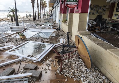 Estado en el que ha quedado el paseo de Jávea (Alicante) durante el temporal Gloria.