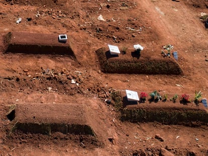 Tumbas en un cementerio de São Paulo, en agosto.