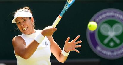 Muguruza golpea con la derecha durante el partido contra Broady en Londres.