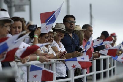 Espectadores observan la llegada del buque Cosco Shipping Panamá.