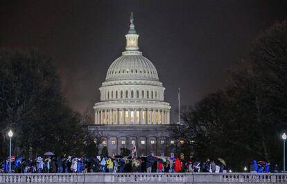 Un grupo de manifestantes se reunió fuera de El Capitolio donde el presidente de los Estados Unidos, Donald Trump, ofreció su primer discurso, el pasado 28 de febrero, en una sesión conjunta del Congreso en la Cámara de Representantes.