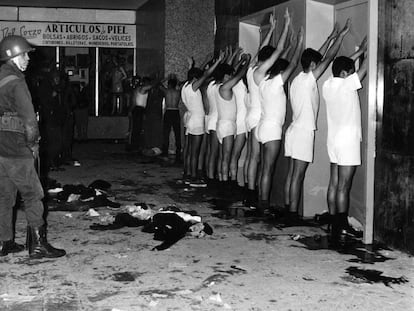 Estudiantes universitarios custodiados por la policía en Tlatelolco en octubre de 1968.