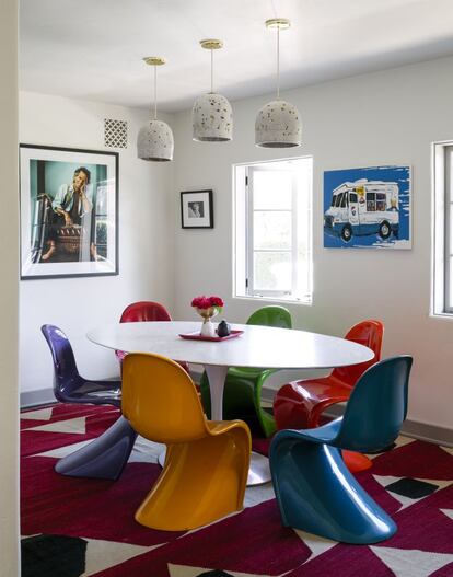 Luminoso, este espacio se sitúa junto a la cocina y se emplea para desayunar. Las lámparas de cerámica son de Adam Silverman, y la mesa y sillas de colores, de Panton.