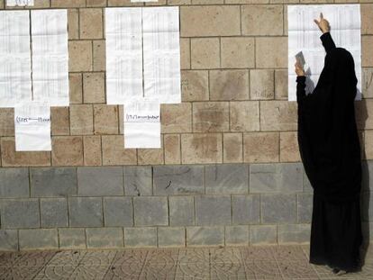 Una mujer revisa una lista electoral en un colegio de San&aacute;. 