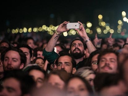 Un joven toma una fotografia de la actuacion de The Last Shadow Puppets del Primavera Sound 2016.