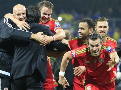 Chris Coleman, seleccionador de Gales, celebra la clasificación para la Eurocopa con Gunter, Kanu y Ramsey mientras Bale corre hacia la cámara.