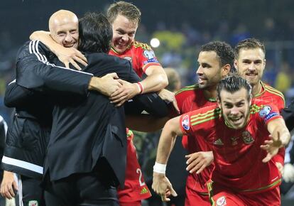 Chris Coleman, seleccionador de Gales, celebra la clasificación para la Eurocopa con Gunter, Kanu y Ramsey mientras Bale corre hacia la cámara.