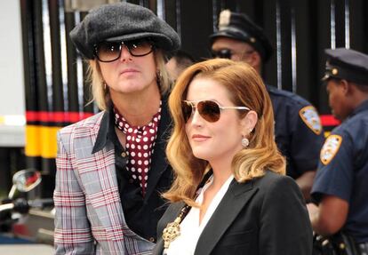 Lisa Marie Presley con su último marido, Michael Lockwood, en Nueva York en 2012.