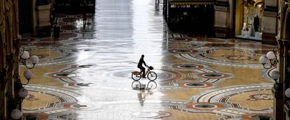 Interior de la galería Vittorio Emanuel, en Milán, prácticamente desierta.