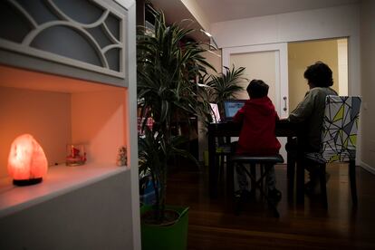 Graciela, junto a su hijo, durante una clase en su vivienda particular