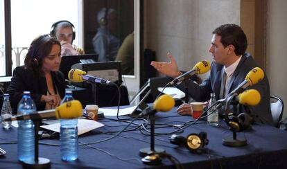 La periodista Pepa Bueno entrevista al líder de Ciutadans, Albert Rivera, des del Parlament.