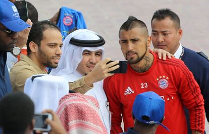 Arturo Vidal posa para una foto antes del entrenamiento del Bayern en Doha. El equipo de Pep Guardiola ha aprovechado el parón invernal de la Bundesliga para entrenarse con el calor del Qatar.  