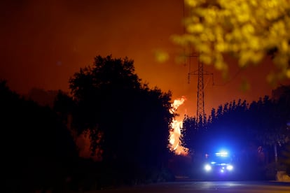 El fuego ha comenzado sobre las 19.45 en un área de vegetación de difícil acceso.