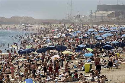 Lleno en las playas de la Barceloneta, ayer.