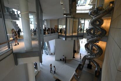 La reflexión que busca provocar el campus creativo Luma Arles no es incompatible con lo lúdico, como muestran los toboganes que ha instalado en el interior de La Torre el artista Casten Höller.
